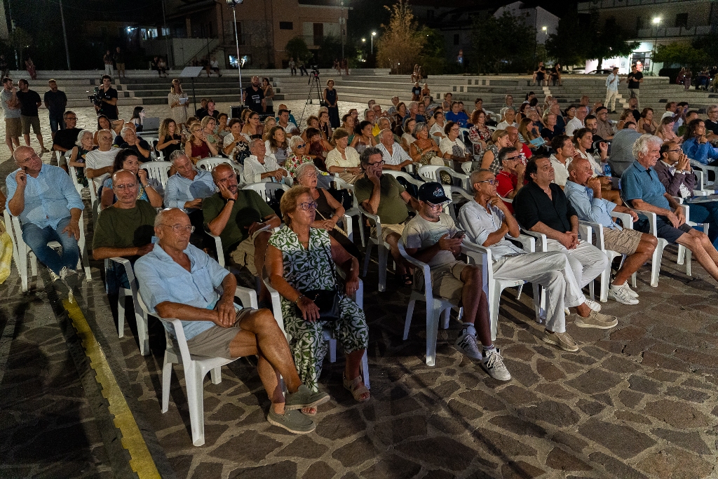 Mare Dentro, da Praia il messaggio: il mare si tutela e si vive 12 mesi l’anno, con una nuova consapevolezza: la Calabria è montagna sopra e sotto il mare 6 MARE DENTRO PRAIA A MARE 825