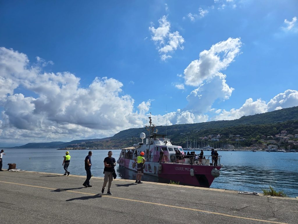 Vibo Marina, il porto delle mille facce: migranti e megayacht nella stessa mattinata (VIDEO) 4 WhatsApp Image 2026 09 03 at 10.27.50