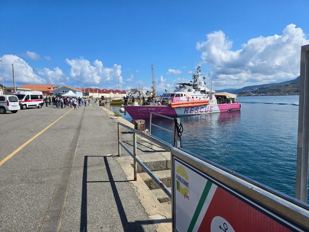 Vibo Marina, il porto delle mille facce: migranti e megayacht nella stessa mattinata (VIDEO) 2 WhatsApp Image 2026 09 03 at 10.28.51