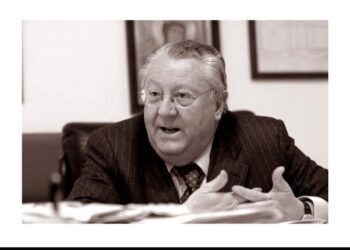 La politica passa, gli uomini che hanno fatto la storia restano: Vibo Valentia dia a Domenico Romano Carratelli il posto che merita 3 La politica passa, gli uomini che hanno fatto la storia restano: Vibo Valentia dia a Domenico Romano Carratelli il posto che merita
