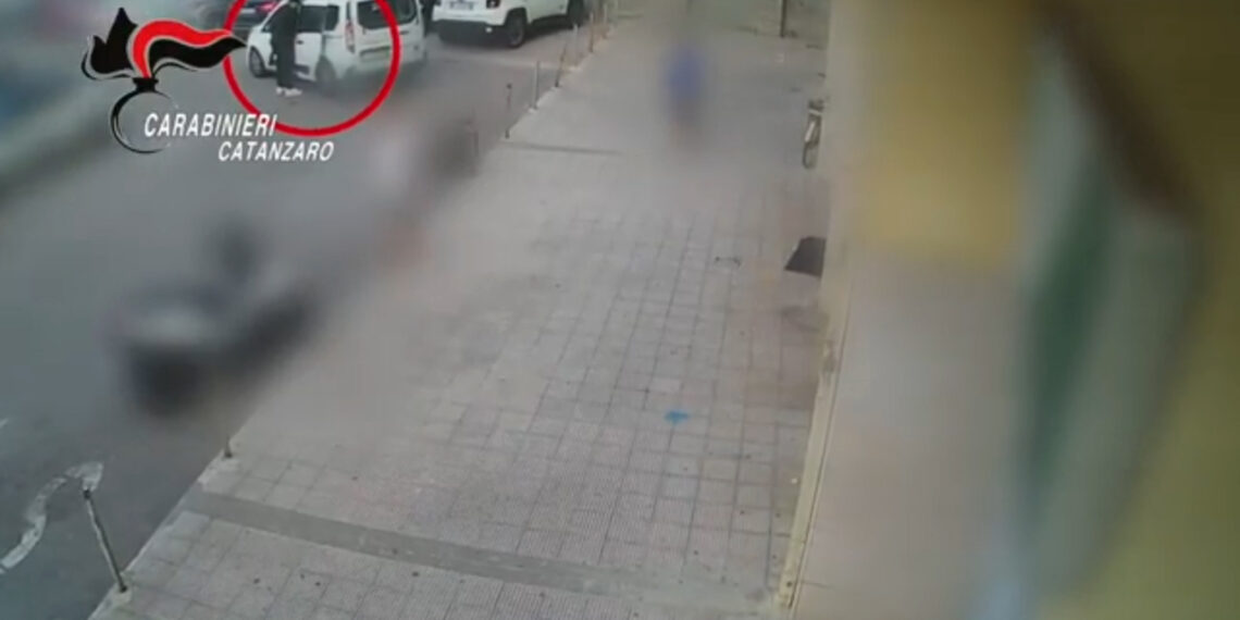 Rapina Soverato: il furgone della rapina identificato da un brigadiere che lo aveva fermato giorni addietro (VIDEO) 1 Rapina Soverato: il furgone della rapina identificato da un brigadiere che lo aveva fermato giorni addietro (VIDEO)