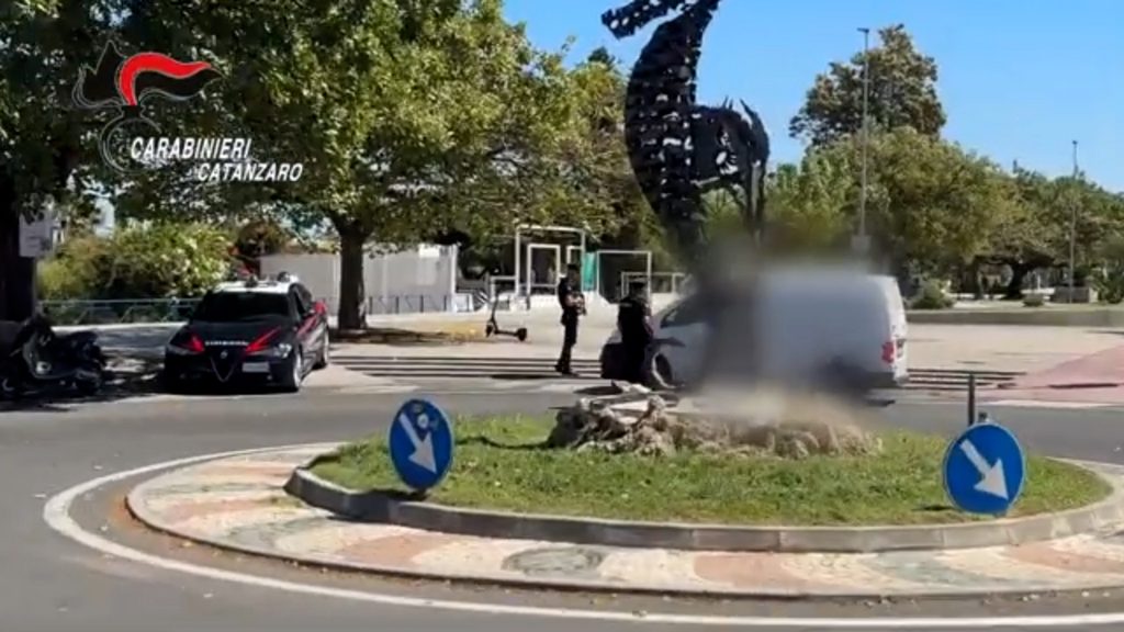 Rapina Soverato: il furgone della rapina identificato da un brigadiere che lo aveva fermato giorni addietro (VIDEO) 2 da mettere su dvd.00 00 51 44893.Immagine1871