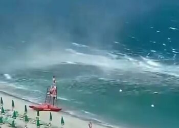Una tromba marina arriva sulla costa e devasta uno stabilimento balneare. Paura a Scilla (VIDEO) 5 Una tromba marina arriva sulla costa e devasta uno stabilimento balneare. Paura a Scilla (VIDEO)