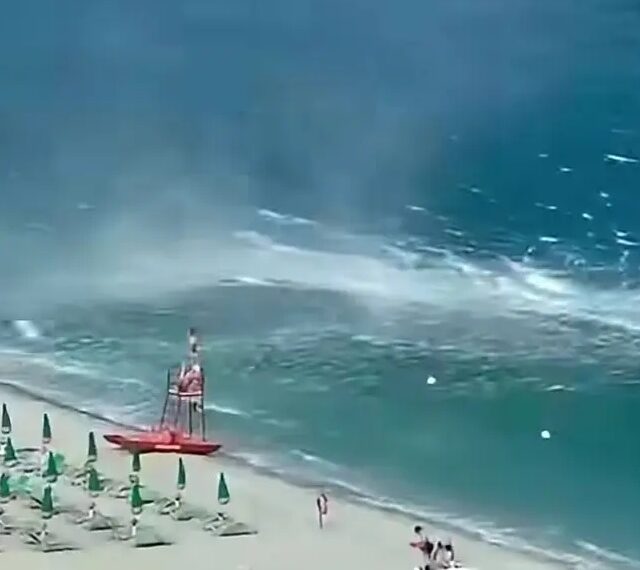 Una tromba marina arriva sulla costa e devasta uno stabilimento balneare. Paura a Scilla (VIDEO) 1 Una tromba marina arriva sulla costa e devasta uno stabilimento balneare. Paura a Scilla (VIDEO)